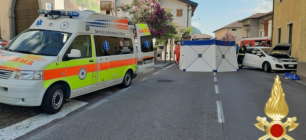 Scontro frontale fra auto, una donna trasferita in codice rosso all’ospedale